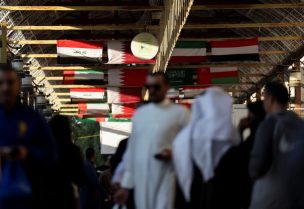 الأعلام الوطنية لدول مجلس التعاون الخليجي معلقة في سوق المباركية في مدينة الكويت، الكويت، 23 ديسمبر/كانون الأول 2024. رويترز