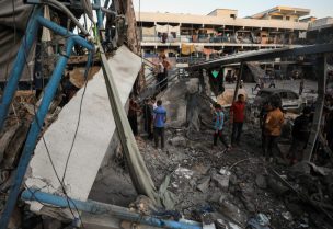 فلسطينيون ينظرون إلى الأضرار التي لحقت بمدرسة تديرها الأمم المتحدة لإيواء النازحين، بعد غارة إسرائيلية، في مدينة غزة، 18 يوليو/تموز 2024. رويترز