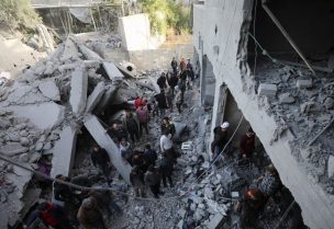 فلسطينيون يتفقدون موقع غارة جوية إسرائيلية على منزل في مدينة غزة، 27 ديسمبر/كانون الأول 2024. رويترز