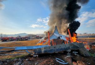 رجال الإطفاء يقومون بعمليات الإطفاء للطائرة التي خرجت عن المدرج في مطار موان الدولي، كوريا الجنوبية، 29 ديسمبر 2024. رويترز