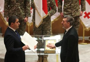 ميخائيل كافالاشفيلي، الذي انتخبه المشرعون رئيسًا جديدًا لجورجيا، يؤدي القسم خلال مراسم أدائه اليمين في البرلمان في تبليسي، جورجيا، 29 ديسمبر/كانون الأول 2024. رويترز