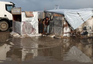 نازح فلسطيني يزيل المياه في مخيم في دير البلح وسط قطاع غزة، 30 ديسمبر/كانون الأول 2024. رويترز