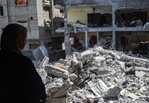 امرأة فلسطينية أمام شقتها المدمرة في مخيم النصيرات بقطاع غزة