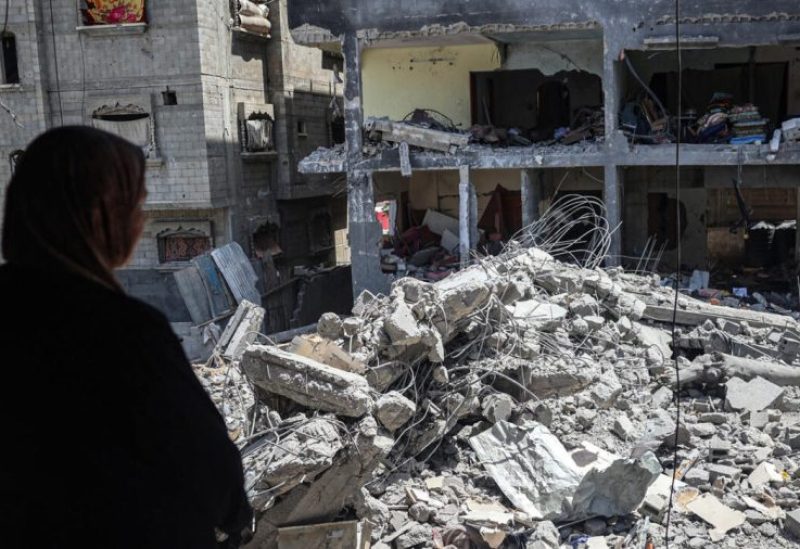امرأة فلسطينية أمام شقتها المدمرة في مخيم النصيرات بقطاع غزة