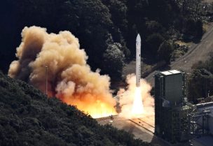 انطلاق صاروخ كايروس الصغير الذي يعمل بالوقود الصلب التابع لشركة Space One اليابانية من منصة إطلاق Space One -رويترز