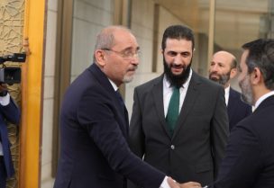 لقاء جمع القائد أحمد الشرع  ووزير الخارجية السوري مع وفد أردني على رأسه نائب رئيس الوزراء ووزير الخارجية وشؤون المغتربين الأردني أيمن الصفدي