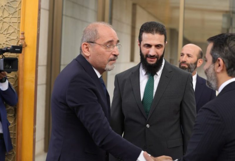 لقاء جمع القائد أحمد الشرع ووزير الخارجية السوري مع وفد أردني على رأسه نائب رئيس الوزراء ووزير الخارجية وشؤون المغتربين الأردني أيمن الصفدي
