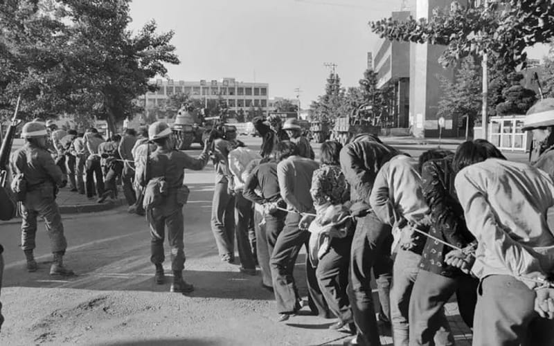 صورة لعدد من المعتقلين عقب أحداث 1980 في كوريا الجنوبية