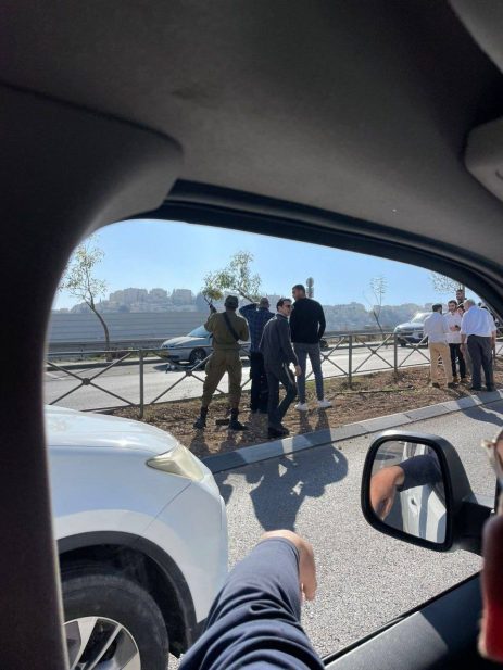 إصابة جندي إسرائيلي في عملية طعن على حاجز حزما شمال شرق القدس