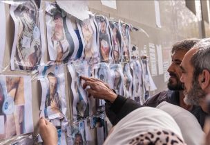صور جثث المعتقلين السوريين على حائط مشقى المجتهد في العاصمة دمشق - الأناضول