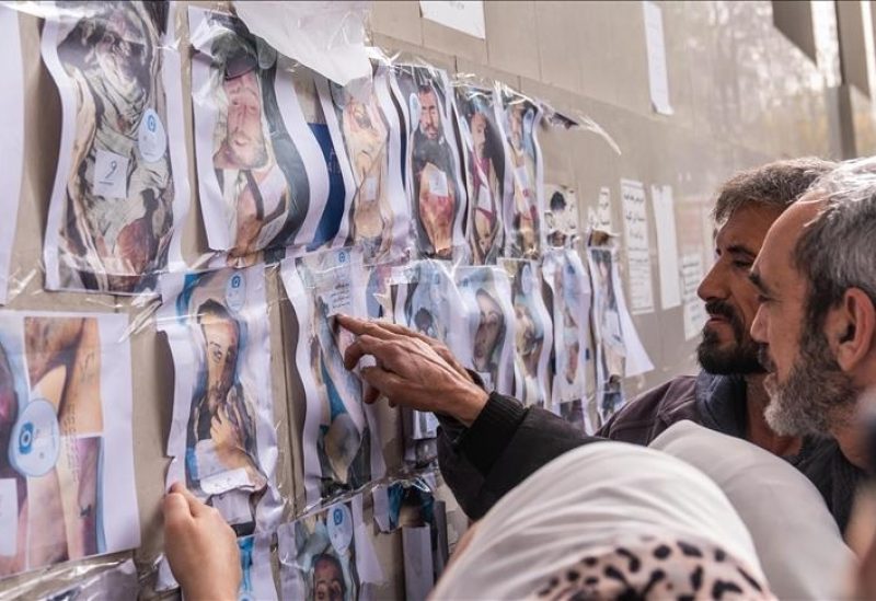 صور جثث المعتقلين السوريين على حائط مشقى المجتهد في العاصمة دمشق - الأناضول