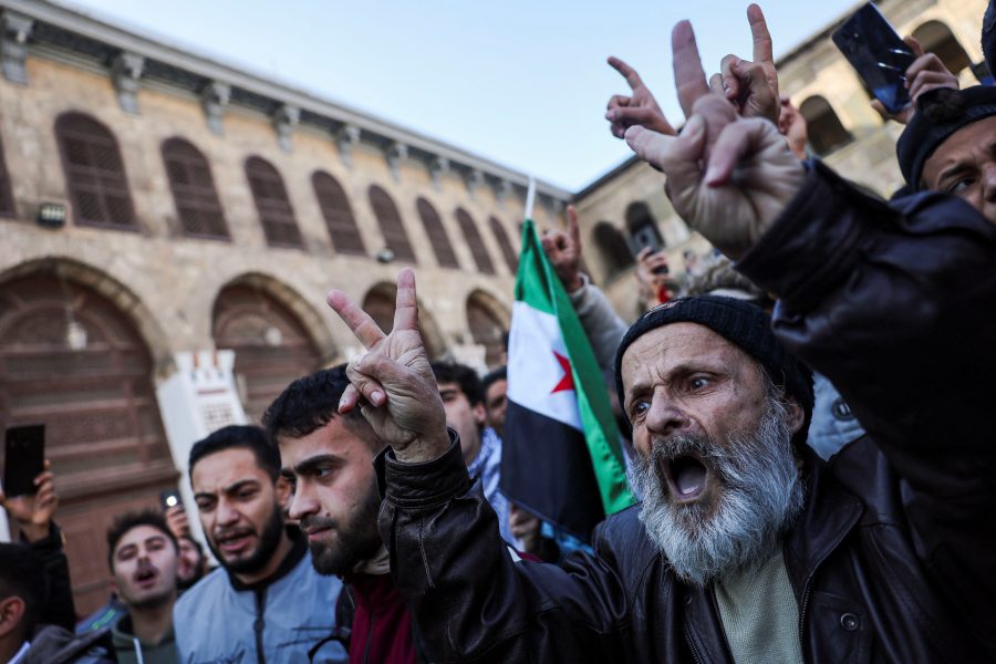 المسجد الأموي وسط العاصمة دمشق في أول جمعة بعد سقوط الأسد - رويترز