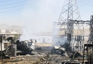 الغارات الإسرائيلية أدت إلى أضرار مادية كبيرة بمحطتي كهرباء صنعاء وموانئ الحديدة (الأناضول)