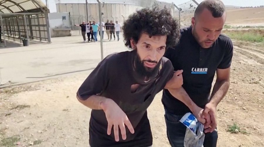 صورة أرشيفية: معزز عبيات أُطلق سراحه من السجون الإسرائيلية، لكن كان يعاني من ندوب عقلية وجسدية - رويترز