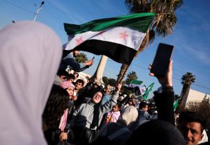 الناس يتجمعون بعد الإطاحة برئيس النظام السوري بشار الأسد في وسط دمشق - رويترز
