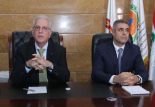 مدير عام الدفاع المدني السابق ريمون خطار مع المدير العام الجديد نبيل فرح
