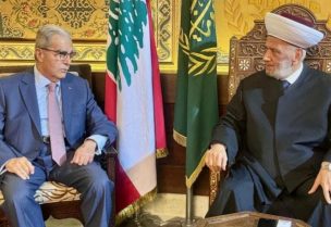 مفتي الجمهورية اللبنانية الشيخ عبد اللطيف دريان في دار الفتوى مع عميد المجلس العام الماروني الوزير السابق وديع الخازن