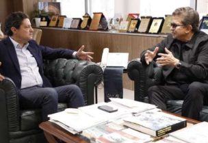 وزير الإعلام في حكومة تصريف الأعمال زياد المكاري في مكتبه في الوزارة الفنان وليد توفيق