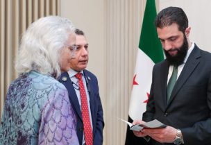 أحمد الشرع ديبرا تايس، والدة الصحافي الأميركي أوستن تايس في سوريا - رويترز