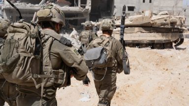 آليات عسكرية خلّفها الجيش الإسرائيلي بغزة