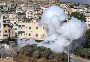 دخان يتصاعد فوق مخيم جنين جراء عمليات عسكرية