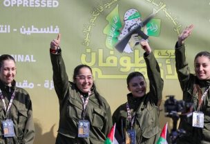 ظهرت الأسيرات بالزي العسكري الإسرائيلي على المنصة في ساحة فلسطين - رويترز