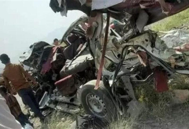 انقلاب شاحنة رباعية الدفع على طريق سريع في محافظة الحديدة بغرب اليمن