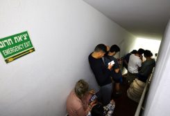 إسرائيليون يحتمون في درج فندق بعد الهجمات الحوثيية على تل أبيب، ، 30 ديسمبر/كانون الأول 2024. رويترز-أرشيفية