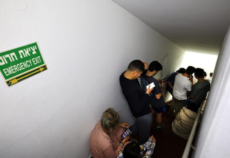 إسرائيليون يحتمون في درج فندق بعد الهجمات الحوثيية على تل أبيب، ، 30 ديسمبر/كانون الأول 2024. رويترز-أرشيفية