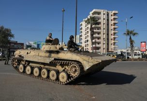 عناصر من القوات الأمنية السورية الجديدة يقومون بعمليات تفتيش للبحث عن ”فلول“ قوات الرئيس السوري المخلوع بشار الأسد في حي وادي الذهب في حمص، سوريا، 2 يناير/كانون الثاني 2025. رويترز