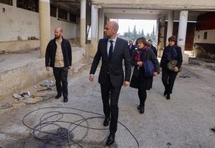 وزير الخارجية الفرنسي جان نويل بارو خلال زيارته لسجن صيدنايا. رويترز