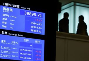 شاشات تعرض متوسط سعر سهم مؤشر نيكاي الياباني وسعر صرف الين الياباني مقابل الدولار الأمريكي بعد الاحتفال بالعام الجديد. رويترز