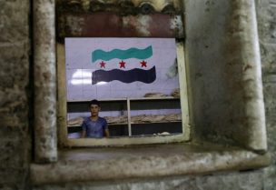 عامل يقف في مخبز في دمشق، سوريا، 6 يناير/كانون الثاني 2025. رويترز