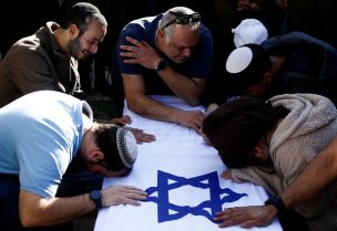 إسرائيليون يشيعون جندياً إسرائيلياً قُتل في غزة. رويترز