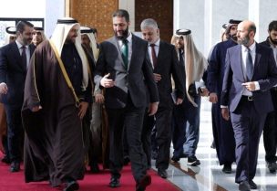 من اللقاء الذي جمع وزير الدولة القطري محمد بن عبد العزيز الخليفي مع القائد العام للإدارة السورية الجديدة أحمد الشرع، في دمشق، سوريا، 23 ديسمبر/كانون الأول 2024. رويترز