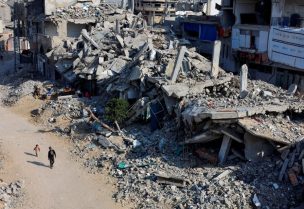 أطفال فلسطينيون يمشون أمام أنقاض المنازل المدمرة جراء غارات إسرائيلية سابقة، جنوب قطاع غزة، 7 يناير/كانون الثاني 2025. رويترز