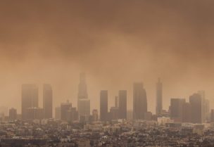 الحرائق المتعددة تغطي السماء بالدخان في لوس أنجلوس، كاليفورنيا، الولايات المتحدة الأمريكية، 8 يناير/كانون الثاني 2025. رويترز