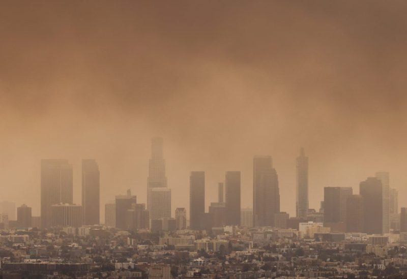 الحرائق المتعددة تغطي السماء بالدخان في لوس أنجلوس، كاليفورنيا، الولايات المتحدة الأمريكية، 8 يناير/كانون الثاني 2025. رويترز