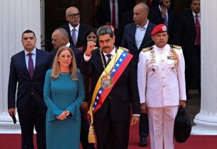 الرئيس الفنزويلي نيكولاس مادورو يشير بيده إلى جانب زوجته سيليا فلوريس في يوم تنصيبه لولاية ثالثة مدتها ست سنوات في كاراكاس، فنزويلا، 10 يناير/كانون الثاني 2025. رويترز