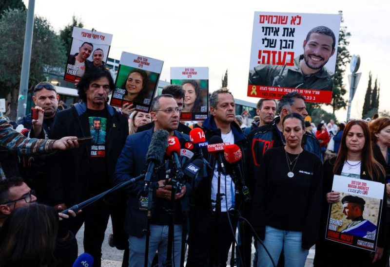 عائلات الأسرى الإسرائيليين الرهائن يتجمعون للمطالبة بصفقة تعيد جميع الأسرى المحتجزين في غزة، 14 يناير/كانون الثاني 2025. رويترز