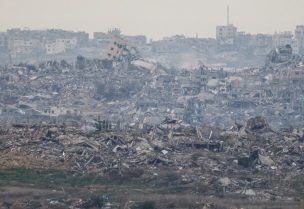 مبانٍ مدمرة في شمال غزة بسبب الغارات الإسرائيلية. رويترز