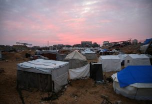 خيام تأوي نازحين فلسطينيين منصوبة في مخيم في خان يونس جنوب قطاع غزة. رويترز