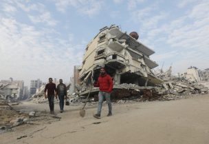 مبانٍ دمرتها غارات إسرائيلية سابقة في مدينة غزة في 16 يناير/كانون الثاني 2025. رويترز
