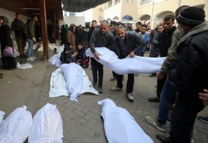 مشيعون يحملون جثمان فلسطيني استشهد في الغارات الإسرائيلية في مدينة غزة في 16 يناير/كانون الثاني 2025. رويترز