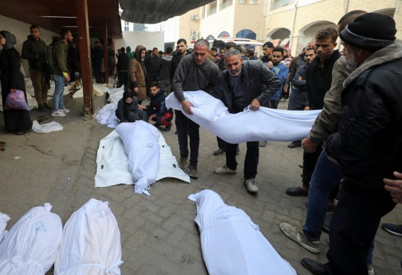 مشيعون يحملون جثمان فلسطيني استشهد في الغارات الإسرائيلية في مدينة غزة في 16 يناير/كانون الثاني 2025. رويترز