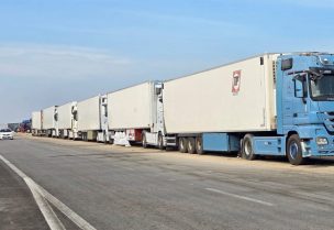 شاحنات الإغاثة تنتظر فتح معبر رفح الحدودي في غزة بعد الإعلان عن اتفاق وقف إطلاق النار بين إسرائيل وحماس في العريش. رويترز