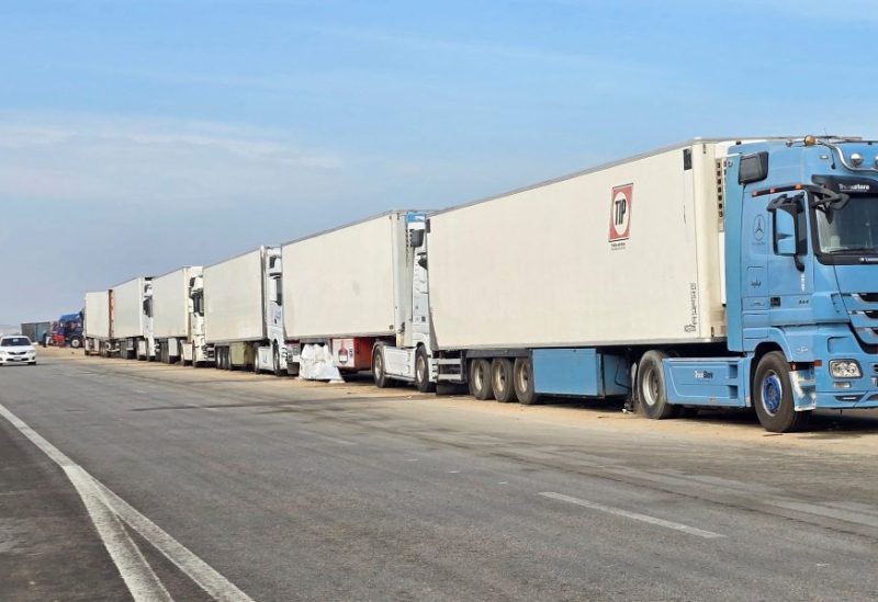 شاحنات الإغاثة تنتظر فتح معبر رفح الحدودي في غزة بعد الإعلان عن اتفاق وقف إطلاق النار بين إسرائيل وحماس في العريش. رويترز