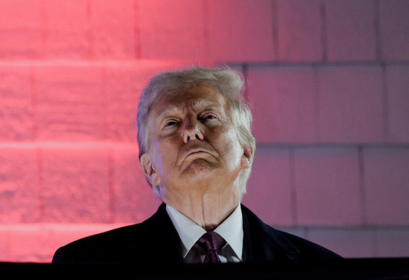 الرئيس الأمريكي المنتخب دونالد ترامب يشاهد الألعاب النارية في نادي ترامب الوطني للغولف بواشنطن العاصمة. رويترز