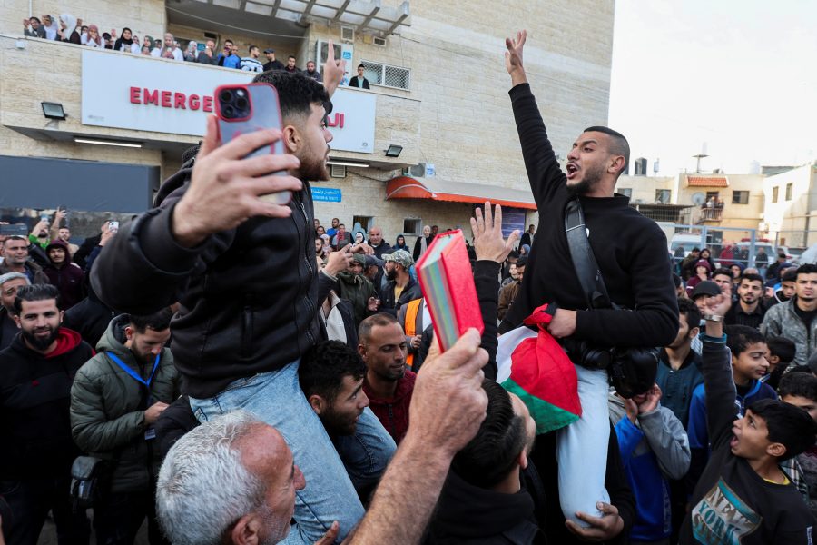 فلسطينيون يحتفلون بوقف إطلاق النار بين إسرائيل وحماس في دير البلح وسط قطاع غزة. رويترز