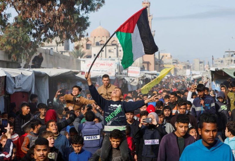 فلسطينيون يحتفلون بوقف إطلاق النار صباح يوم الأحد في خان يونس جنوب قطاع غزة. رويترز